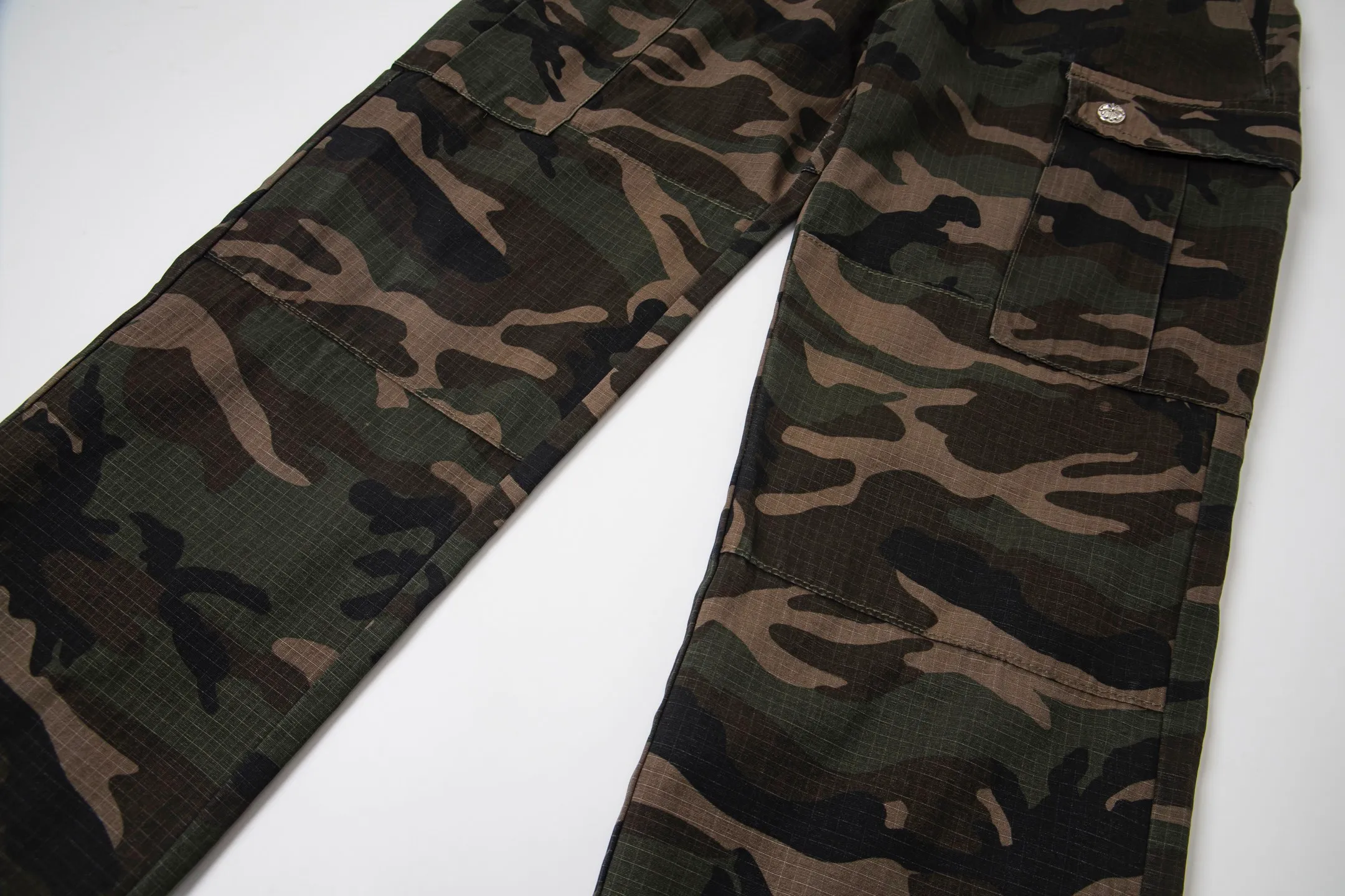 P260 Chrome hearts CH Chrome hearts new silver camouflage three-dimensional pocket overalls Chrome hearts is a top brand in the fashion world, and these pants are one of the best. It uses the classic Levi's jeans bottom panel, which has been carefully disassembled and spliced. The washed effect is natural, showing a unique retro charm. The pants are based on camouflage and are paired with cross patches, which have a great visual impact. These patches are exquisitely crafted and have a luxurious feel. The hardware accessories are ultra-exquisite. The placket buckle is made of silver, hand-polished and painted with distressing liquid. The main buckle has a three-dimensional cross flower shape. The six-pointed star screws and hand-cut leather washers on the back are full of details, which are both beautiful and durable. Style number: 1731# Color: Camouflage Size: 28 30 32 34 36